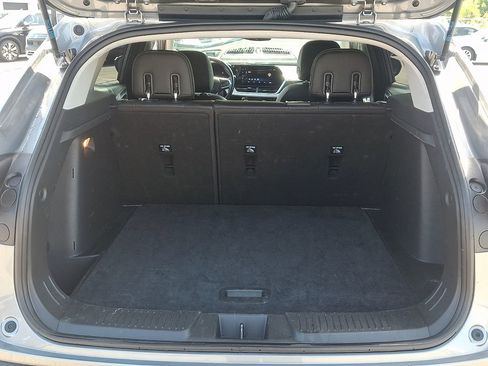 Used 2025 Chevrolet Trax LT w/ LT Convenience Package FWD image 29