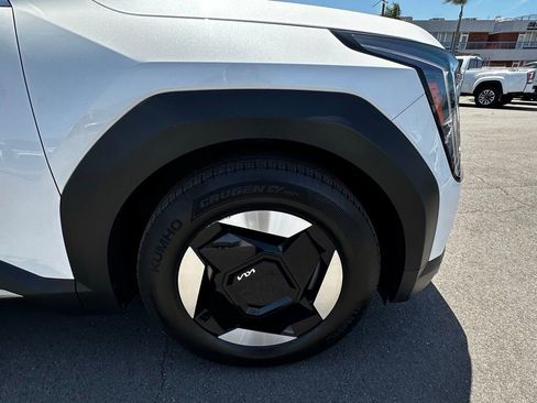 Used 2024 Kia EV9 Light Long Range RWD image 8