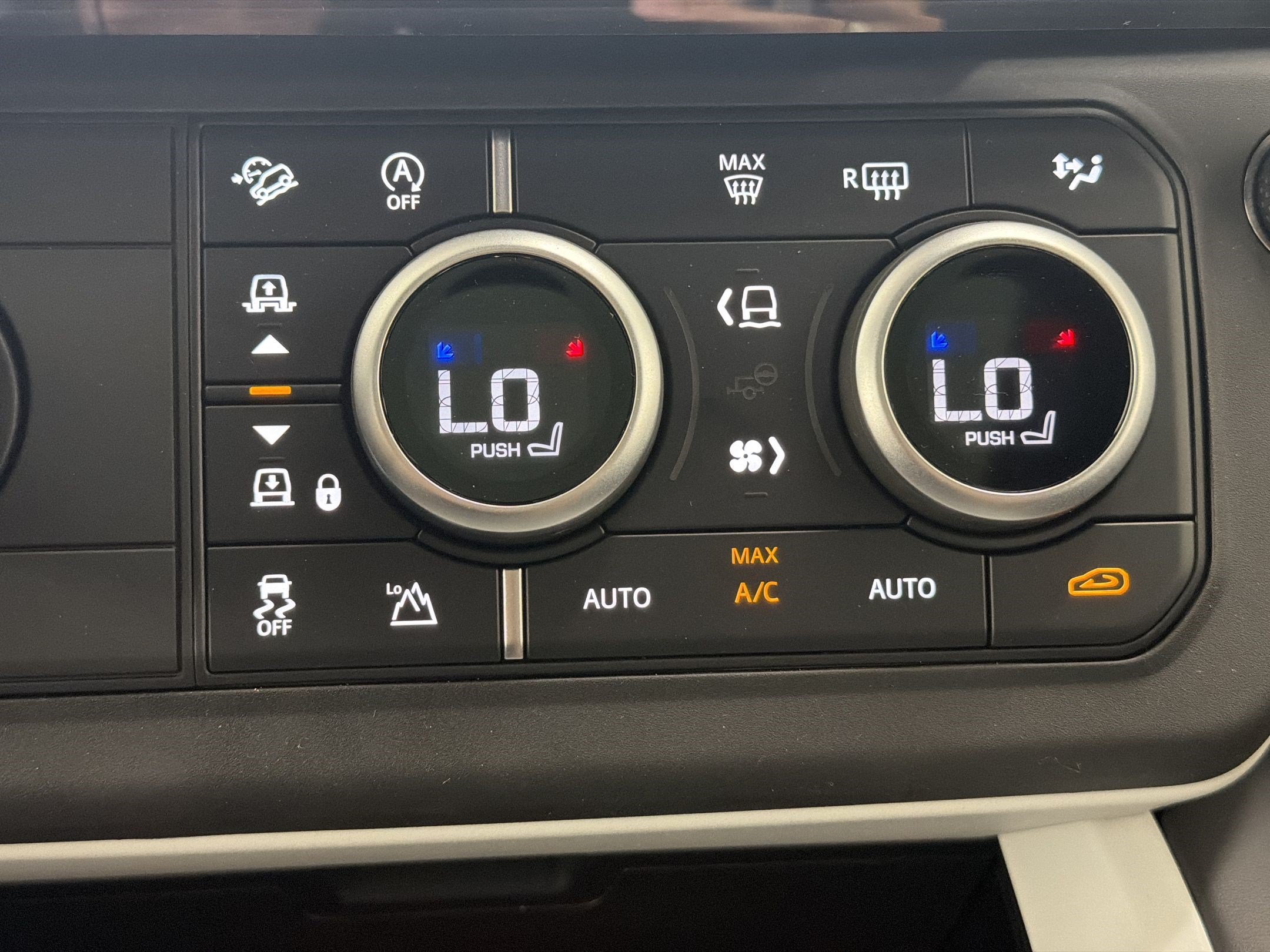 New 2026 Land Rover Defender 110 X-Dynamic SE AWD/4WD image 16