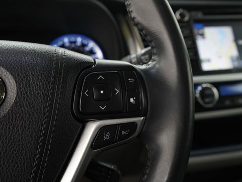 Used 2019 Toyota Highlander XLE FWD image 29