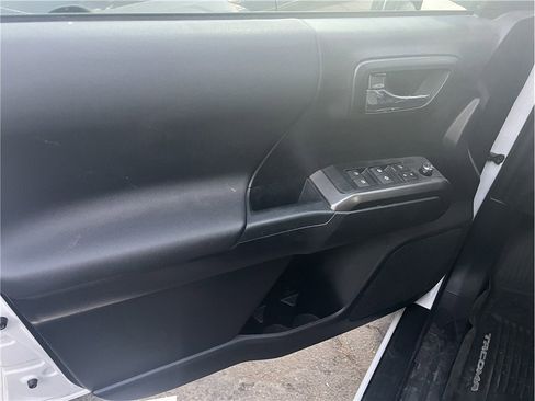 Used 2018 Toyota Tacoma TRD Sport image 10