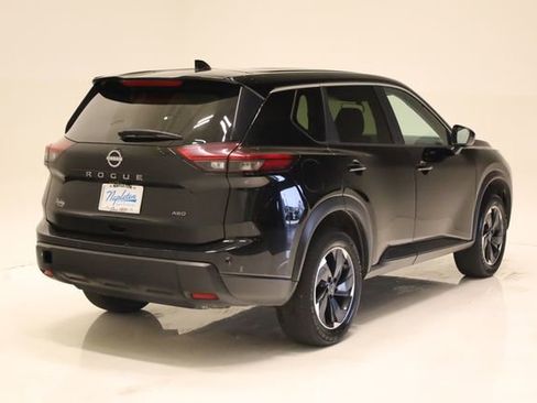 Used 2025 Nissan Rogue SV AWD/4WD image 4