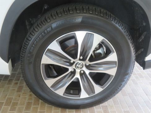 Used 2023 Toyota Highlander XLE FWD image 8