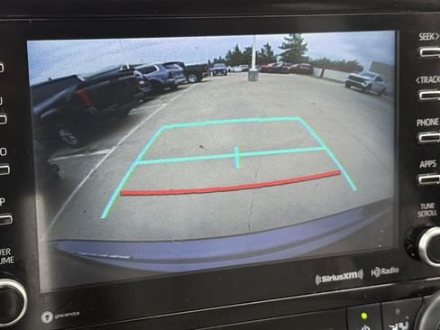 Used 2021 Toyota Highlander XLE FWD image 18