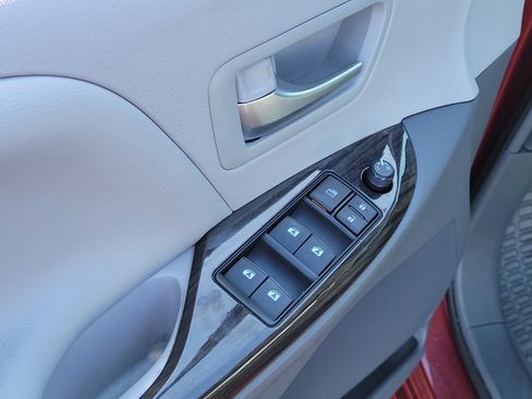 Used 2017 Toyota Sienna XLE FWD image 19