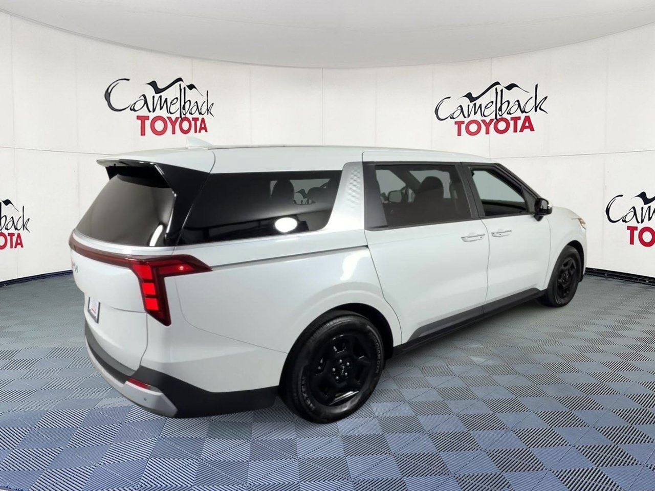 Used 2026 Kia Carnival FWD image 2