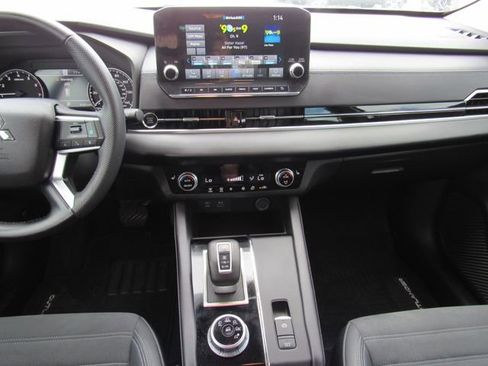 Used 2023 Mitsubishi Outlander SE FWD image 21