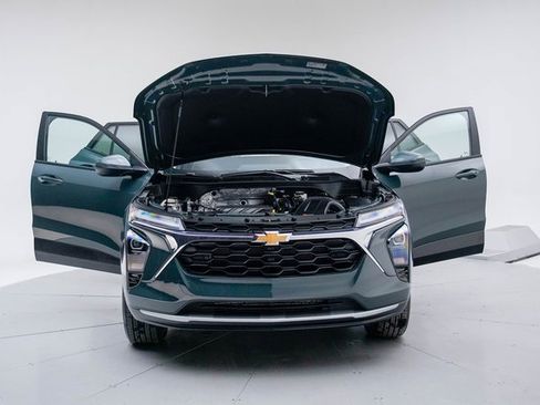 Used 2025 Chevrolet Trax LT w/ Driver Confidence Package image 16