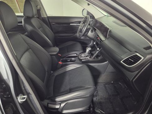 Used 2024 Kia Seltos EX FWD image 32