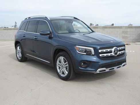 Used 2023 Mercedes-Benz GLB 250 4MATIC image 2