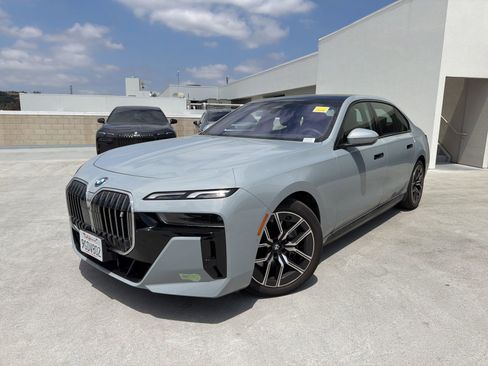 Used 2023 BMW i7 xDrive60 w/ Parking Assistance Package AWD/4WD image 3