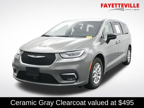 Used 2025 Chrysler Pacifica Select FWD image 1