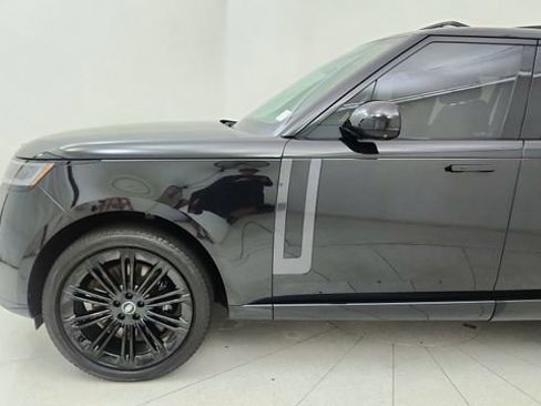 Used 2025 Land Rover Range Rover SE AWD/4WD image 9