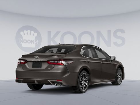 Used 2023 Toyota Camry SE image 2