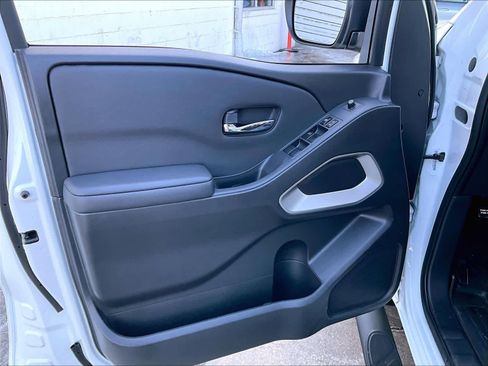 Used 2024 Nissan Frontier SV w/ Technology Package image 9