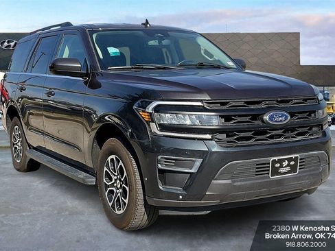 Used 2024 Ford Expedition XLT image 2