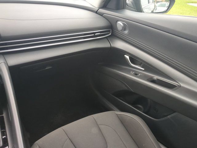 Used 2025 Hyundai Elantra SEL FWD image 15