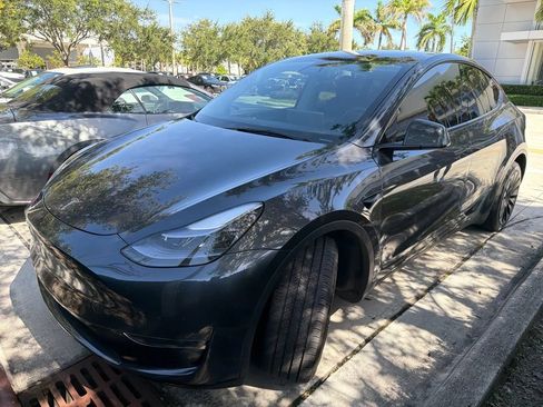 Used 2025 Tesla Model Y Long Range RWD image 3