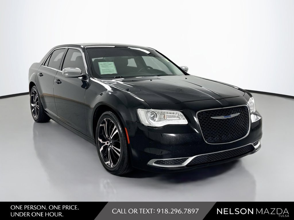 Used 2019 Chrysler 300 Touring w/ Chrome Appearance Package RWD image 3