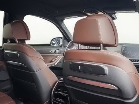 Used 2023 BMW X7 M60i image 40