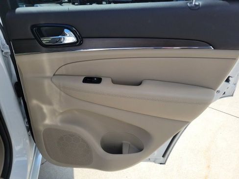Used 2020 Jeep Grand Cherokee Overland image 36