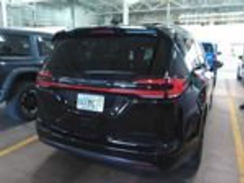 Used 2025 Chrysler Pacifica Limited FWD image 14