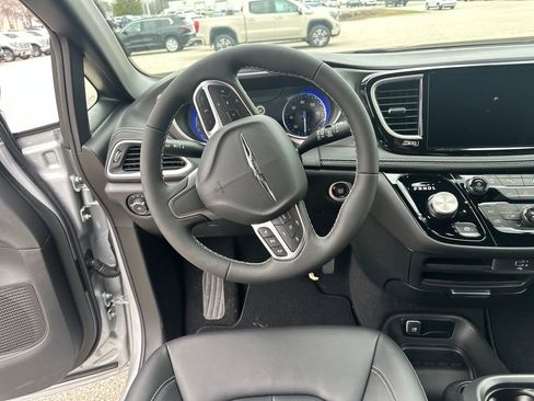 New 2026 Chrysler Pacifica Select AWD/4WD image 15