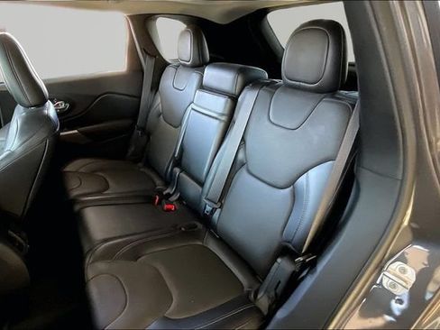 Used 2019 Jeep Cherokee Limited w/ Luxury Group FWD image 16