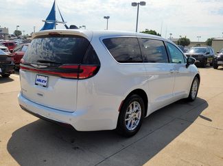 Used 2023 Chrysler Pacifica Touring-L FWD video 3