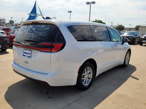 Used 2023 Chrysler Pacifica Touring-L FWD image 3