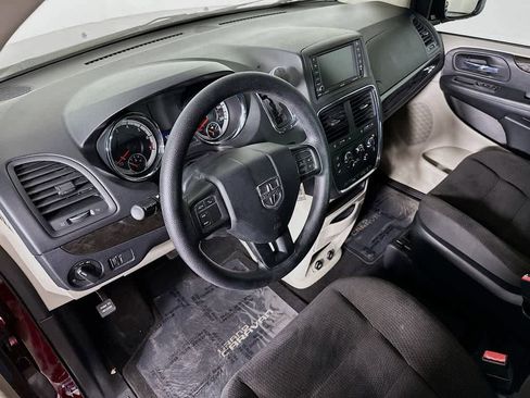 Used 2018 Dodge Grand Caravan SE w/ UConnect Hands-Free Group image 2