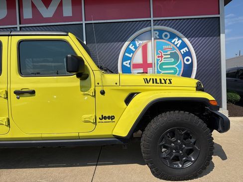 Used 2023 Jeep Gladiator Willys image 4