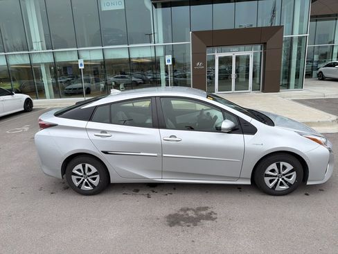 Used 2017 Toyota Prius Two w/ Prius Two Safety Plus Package image 6