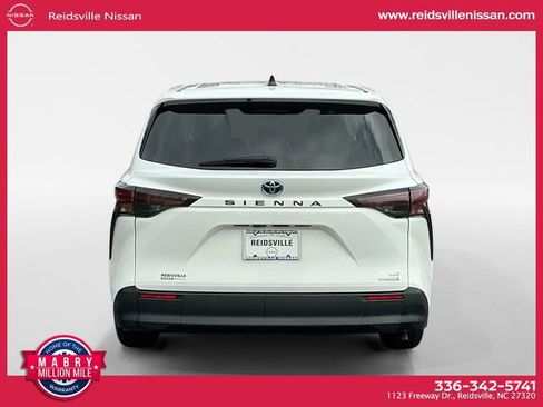Used 2024 Toyota Sienna LE image 5