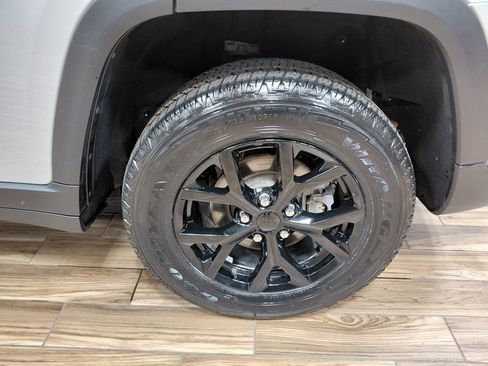 Certified 2025 Jeep Grand Cherokee Altitude image 16