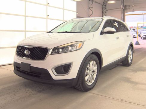 Used 2017 Kia Sorento LX w/ LX V6 Convenience Package image 2