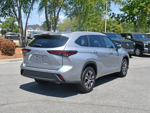 Certified 2025 Toyota Highlander XLE image 4