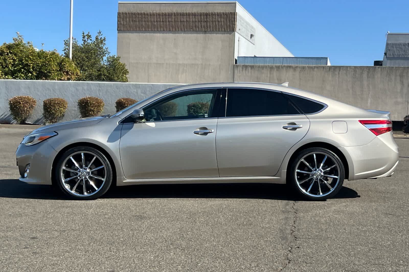 Used 2013 Toyota Avalon Limited w/ Technology Pkg FWD image 9