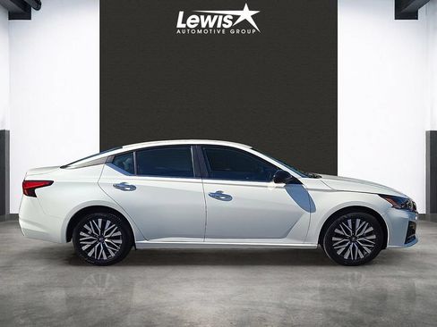 Used 2024 Nissan Altima 2.5 SV FWD image 5