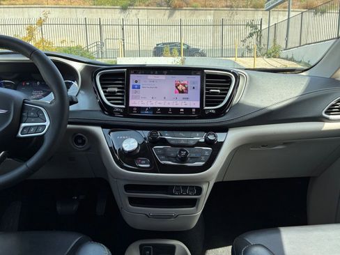 Used 2023 Chrysler Pacifica Touring-L image 17