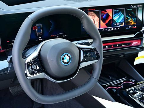 Used 2026 BMW i5 eDrive40 w/ Executive Package RWD image 11
