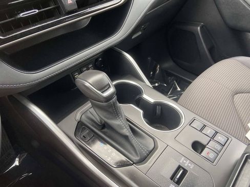 Used 2023 Toyota Highlander LE FWD image 41