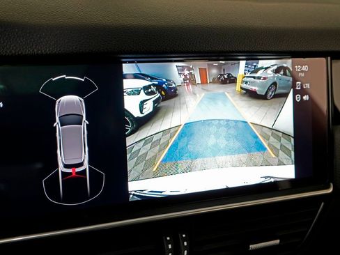 Certified 2022 Porsche Cayenne Platinum Edition image 27