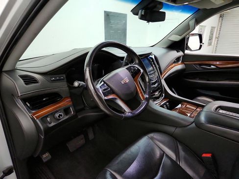 Used 2019 Cadillac Escalade Luxury RWD image 13