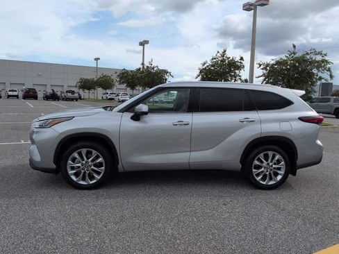 Certified 2023 Toyota Highlander Limited FWD image 7