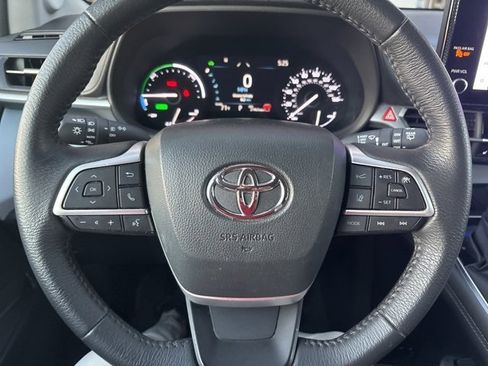 Used 2025 Toyota Sienna XLE image 14