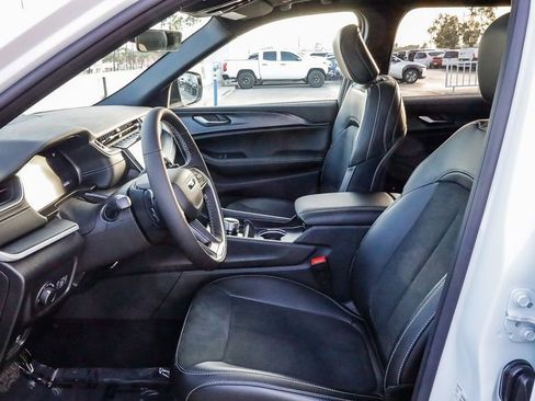 New 2025 Jeep Grand Cherokee Altitude image 19