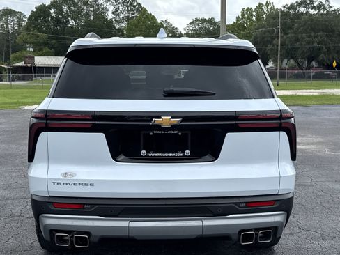 Used 2026 Chevrolet Traverse LT FWD image 7