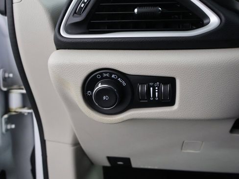 Used 2023 Chrysler Pacifica Touring-L image 38