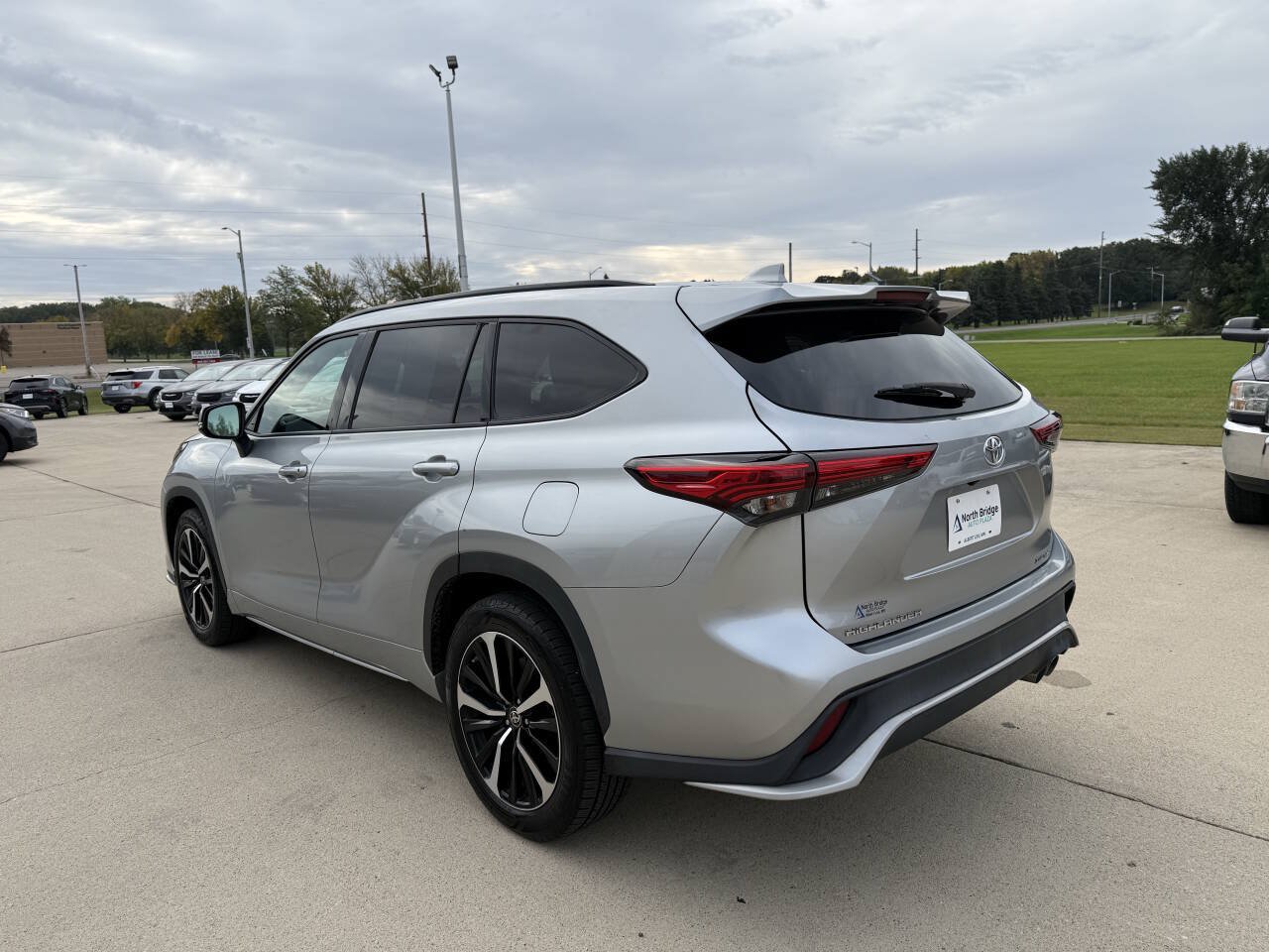 Used 2021 Toyota Highlander XSE AWD/4WD image 3